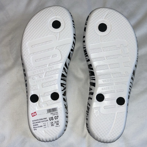 NWT Womens Fitflop Iqushion Flip Flops MSRP $38 Zebra print - Picture 8 of 9